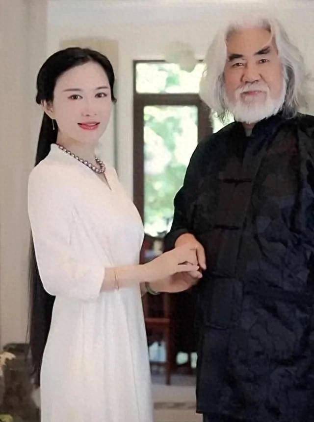 导演张纪中晒与妻子甜蜜合影,狗粮没发成,却老夫少妻引发热议!