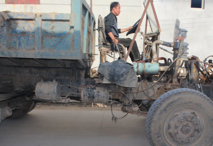 农村靠"四不像"发家致富,拉一车土给50元_因为_道路_油箱