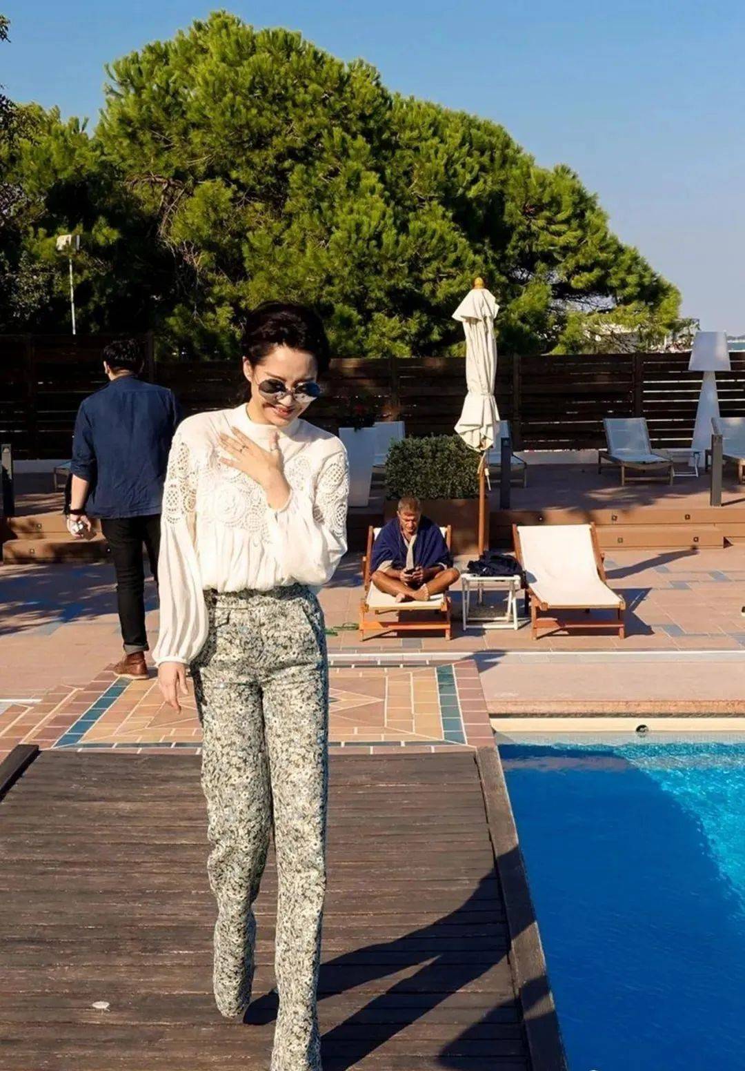 许晴和冯小刚合体照罕见流出,穿蕾丝衫配阔腿裤,冯小刚一脸得意_时尚