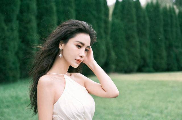 封禁还未解除,杨颖却再遭"重创",代言被白鹿取代彻