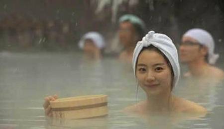 从小母亲会告诉闺女要举止优雅不说脏话,不能把裙子撩起来露出小内内