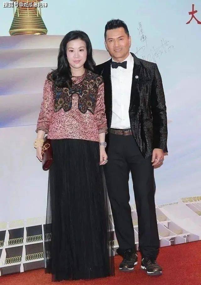 她是吕良伟的新娶妻子,颜值与气质并存,被许多人誉为旺夫相_杨晓娟