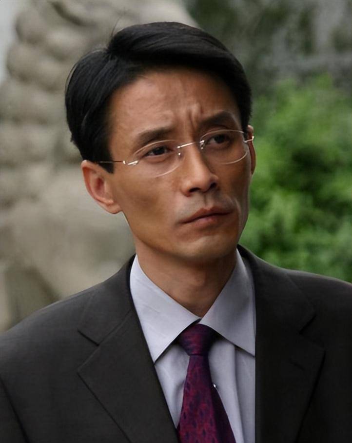 53岁田小洁露面!