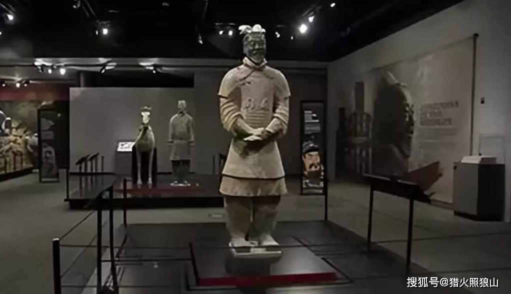 日本暴徒闯进展厅,将兵马俑推倒导致破碎,我国的做法让