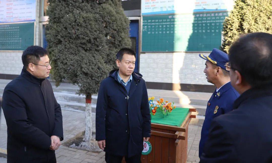 在华美超级商场1月27日,忻府区委副书记,区长牛朝旭深入忻州一职中