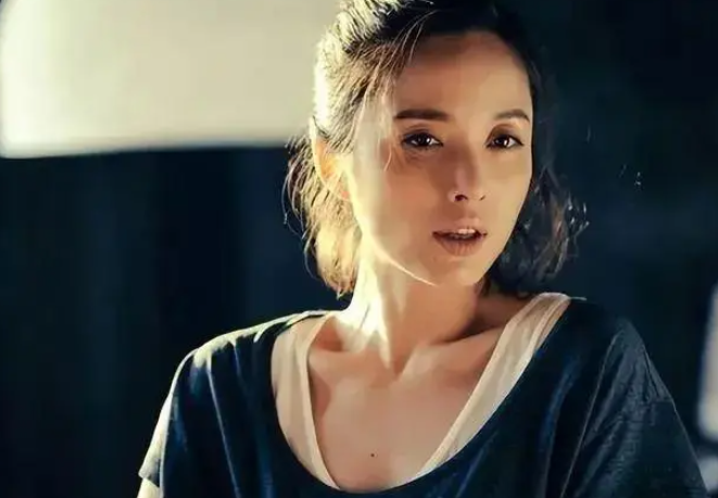 她命真好,二婚嫁靳东为妻,生下一双帅气儿子,一家四口幸福美满_李佳