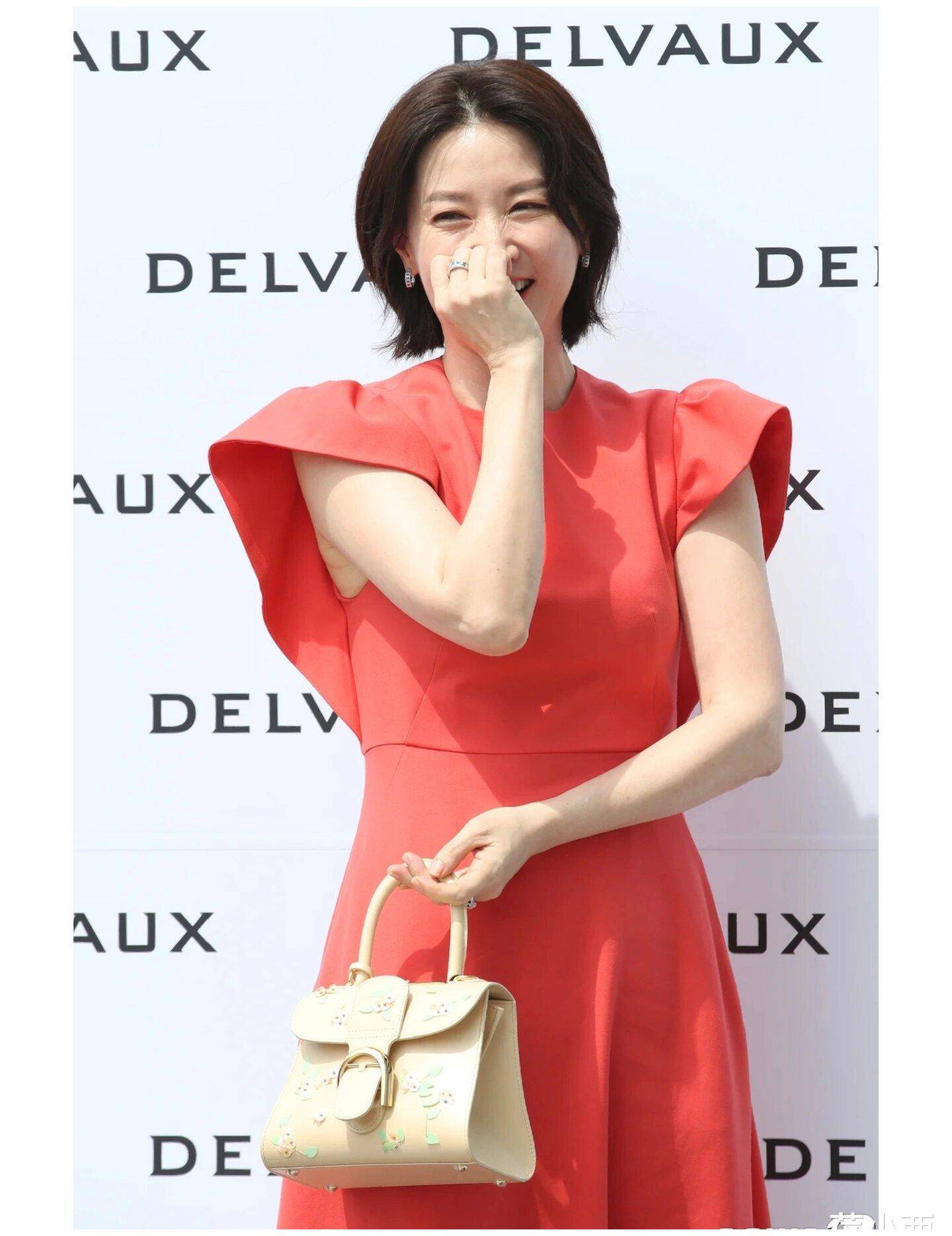 52岁李英爱新剪了短发年轻20岁,穿橙红色连衣裙,美得像换了个人