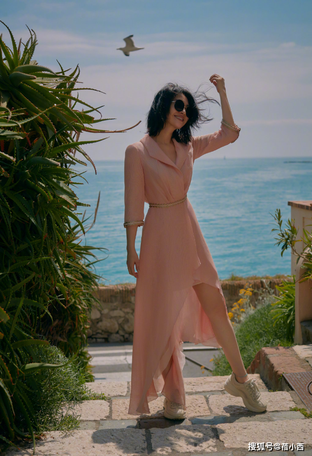 55岁许晴带火了一种减龄穿搭:衬衫 阔腿裤 松糕鞋,时髦又洋气_牛仔