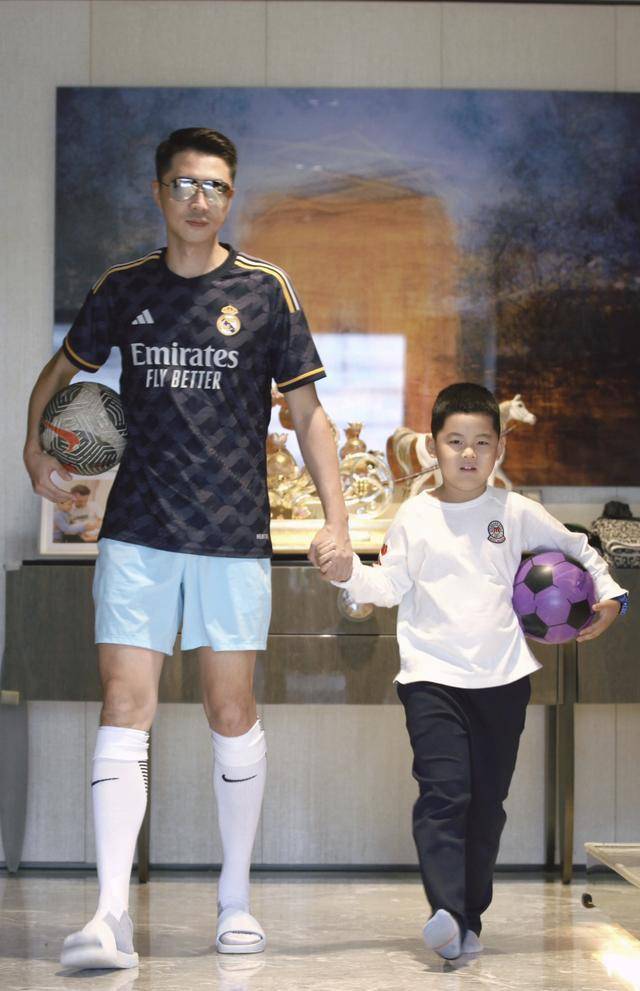 作为背景,王雷在他的豪宅里过生日,他的妻子不仅为他准备了精美的蛋糕