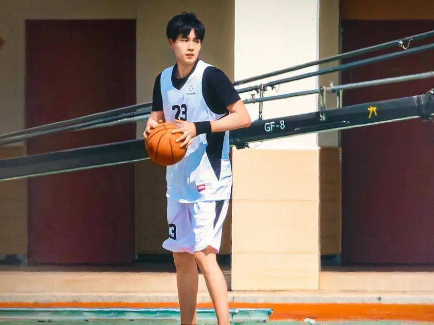 胡一天之所以符合盛淮南的形象,不仅仅是他在人群中,因为身高和外形都