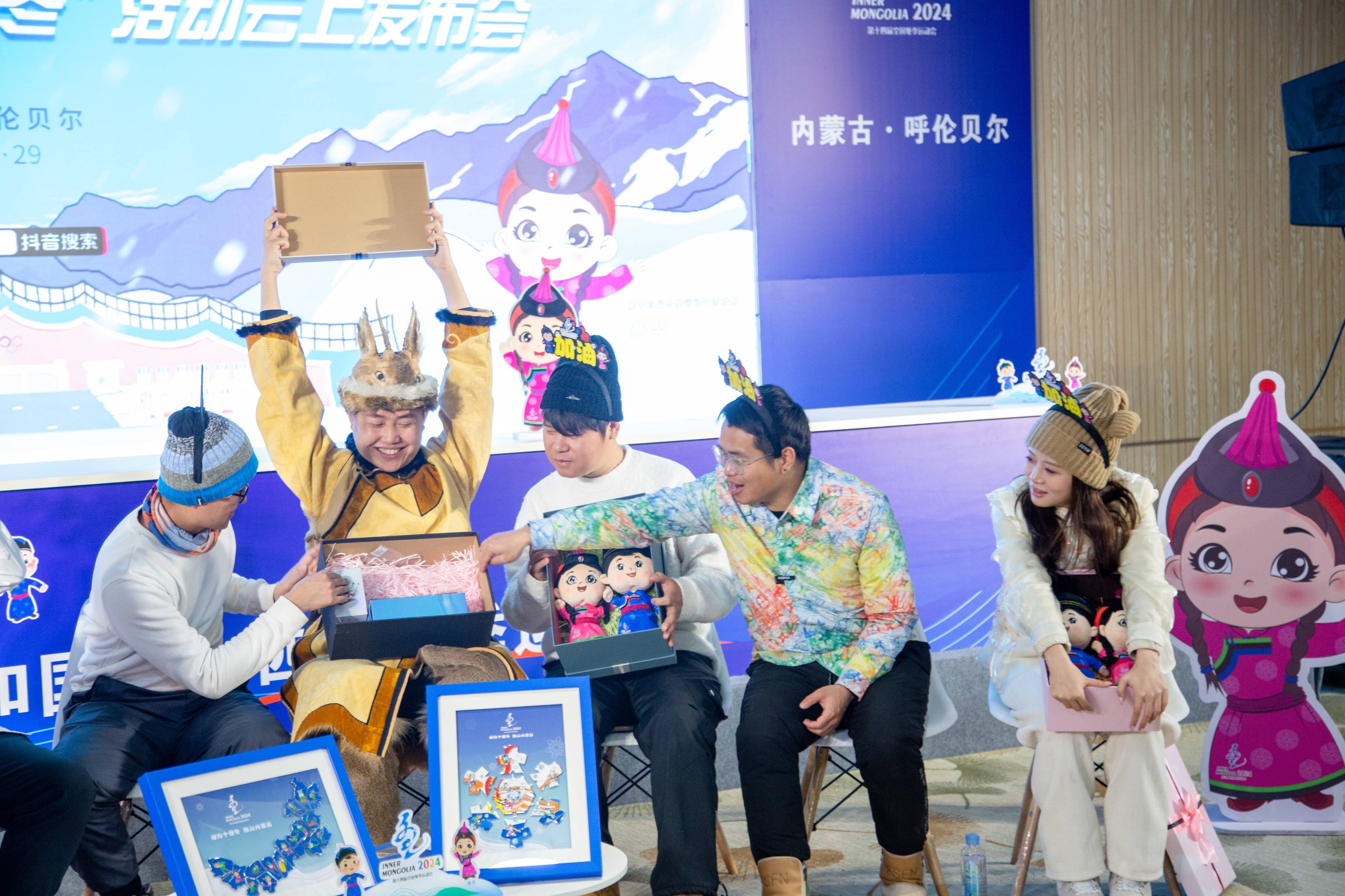 活动现场,号称全宇宙最会哄自己开心的颜值美食主播"琪怪儿"带着1300