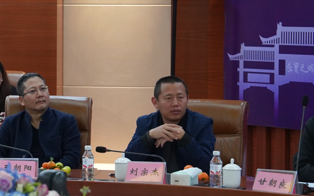 座谈会上,瑞丽市人民政府副市长甘朝良代表市委市政府对回瑞发展,开创