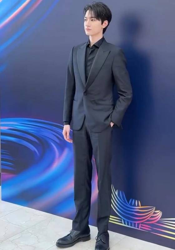 林一的腿是真长,不过这一套西装太过修身,把身材衬得干瘪,纯黑搭配没