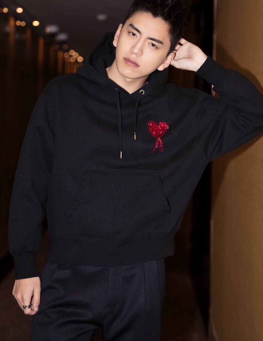 王大陆带新女友东北一起滑冰, 二人互动甜蜜,幸福感十足!