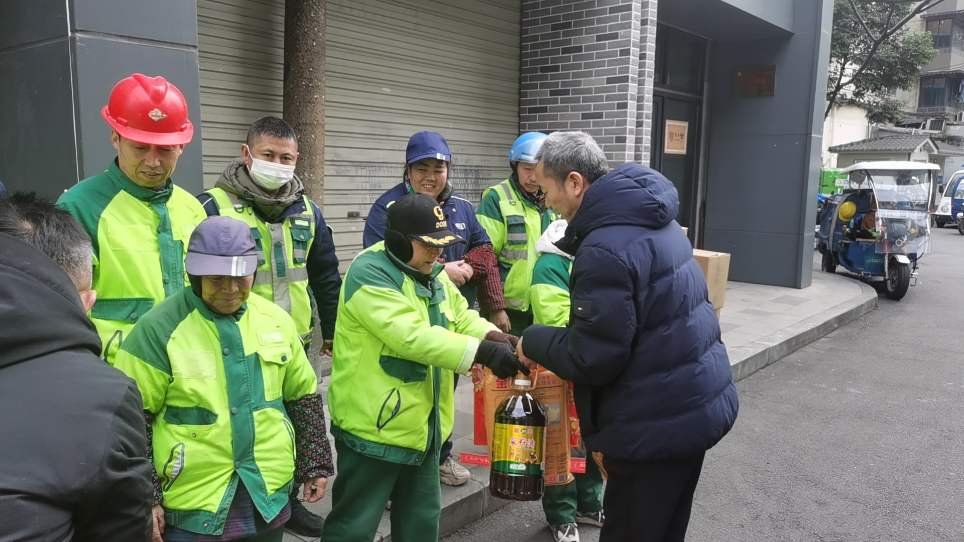 歲寒情暖,錦官驛街道開展