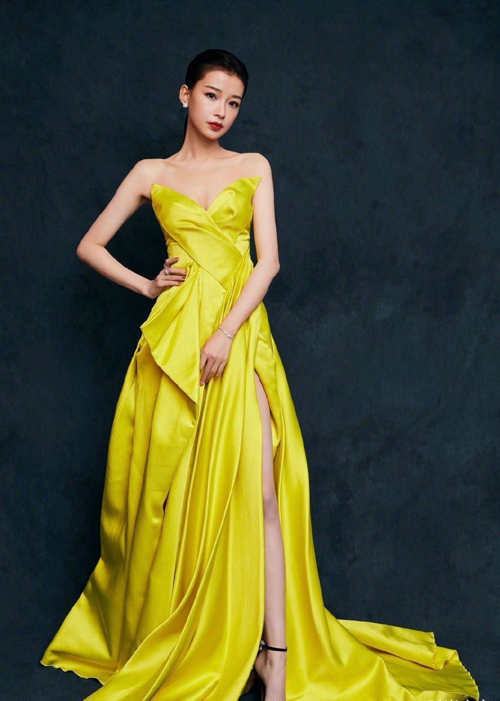 粉色连衣裙:甜美,优雅这张照片中孙怡身穿一件粉色的连衣裙,显得非常