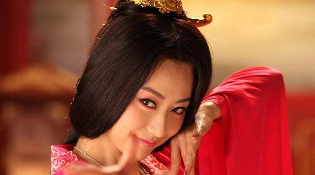 在小说《隋唐演义》中,萧皇后被描述成了南陈后主陈叔宝的妻子,由