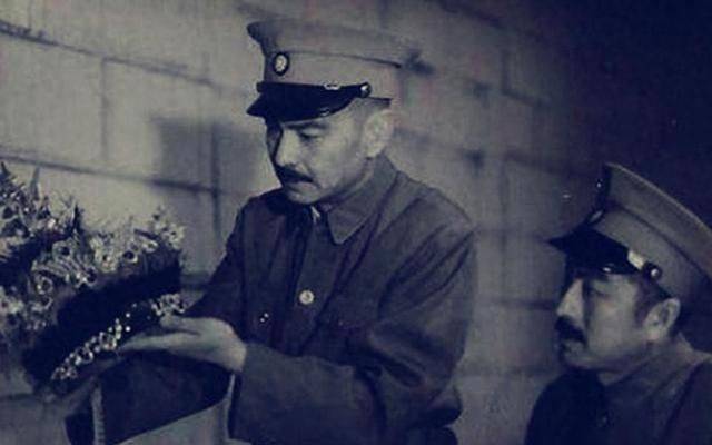 根据史册记载,这都是蒋介石一手策划的,蒋介石心里很清楚,孙殿英和马