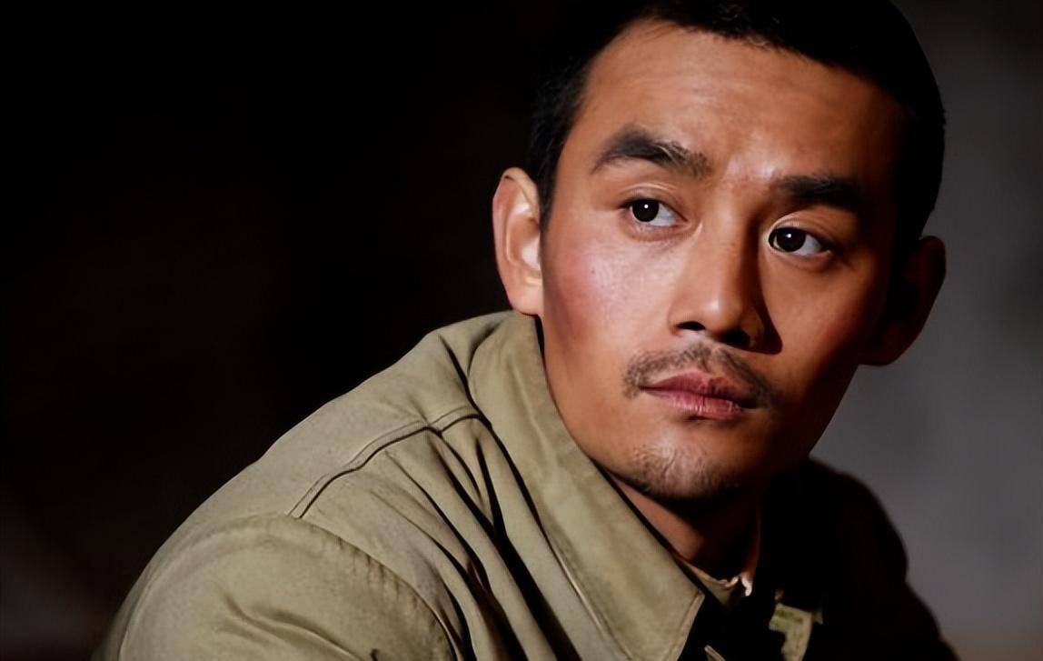 导演侯鸿亮对王凯印象深刻.于是转头把他介绍给了《北平无战事》剧组.