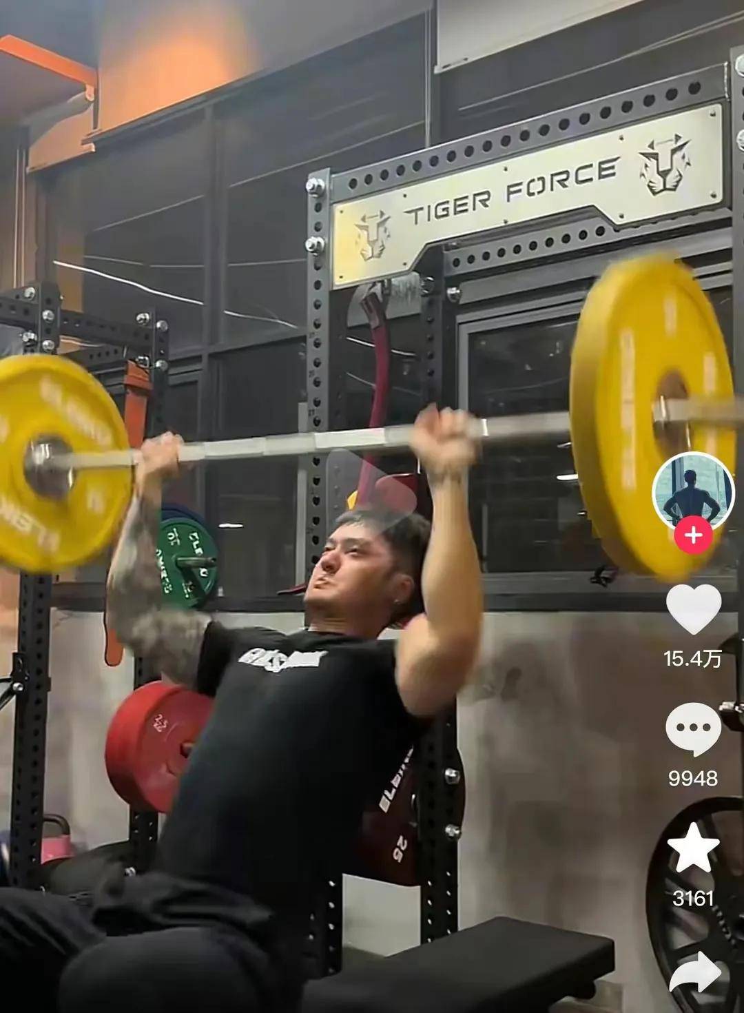 李易峰北京健身,撅腚卖力运动,瘦成一道闪电,清心寡欲当普通人_锻炼