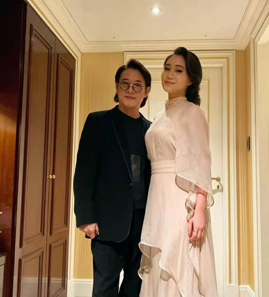 62岁利智近照曝光,美貌颜值不再!陪李连杰和小女儿一起虔诚礼佛