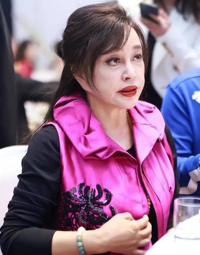 扎双马尾蹦蹦跳,32岁穿校服,56岁还"早恋"_刘晓庆_少女_杨紫