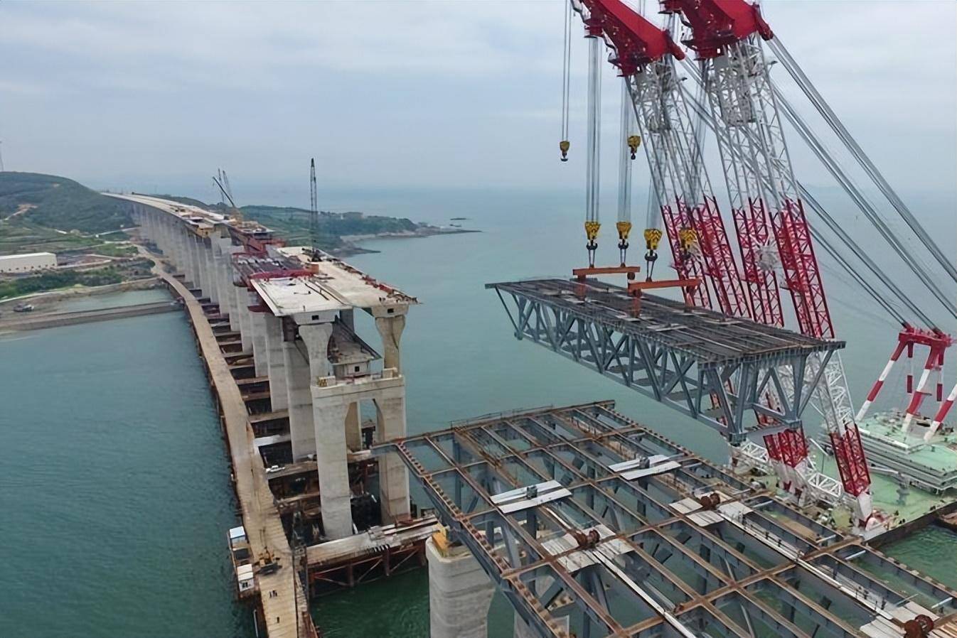 琼州海峡的跨海计划将会在广东湛江修建一条跨海大桥,直接连接到海口