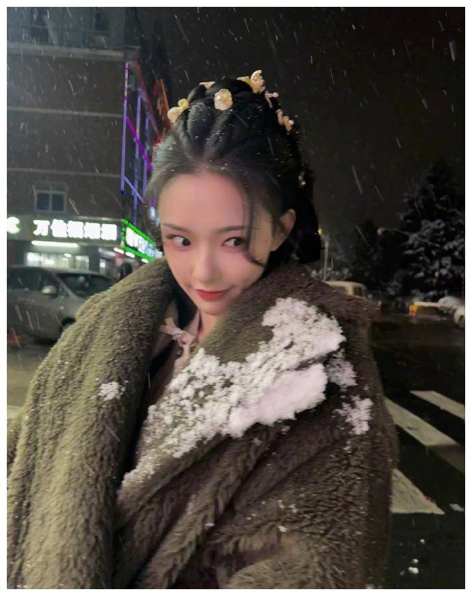 鞠婧祎,林允,李沁,陈都灵大雪中玩嗨了!