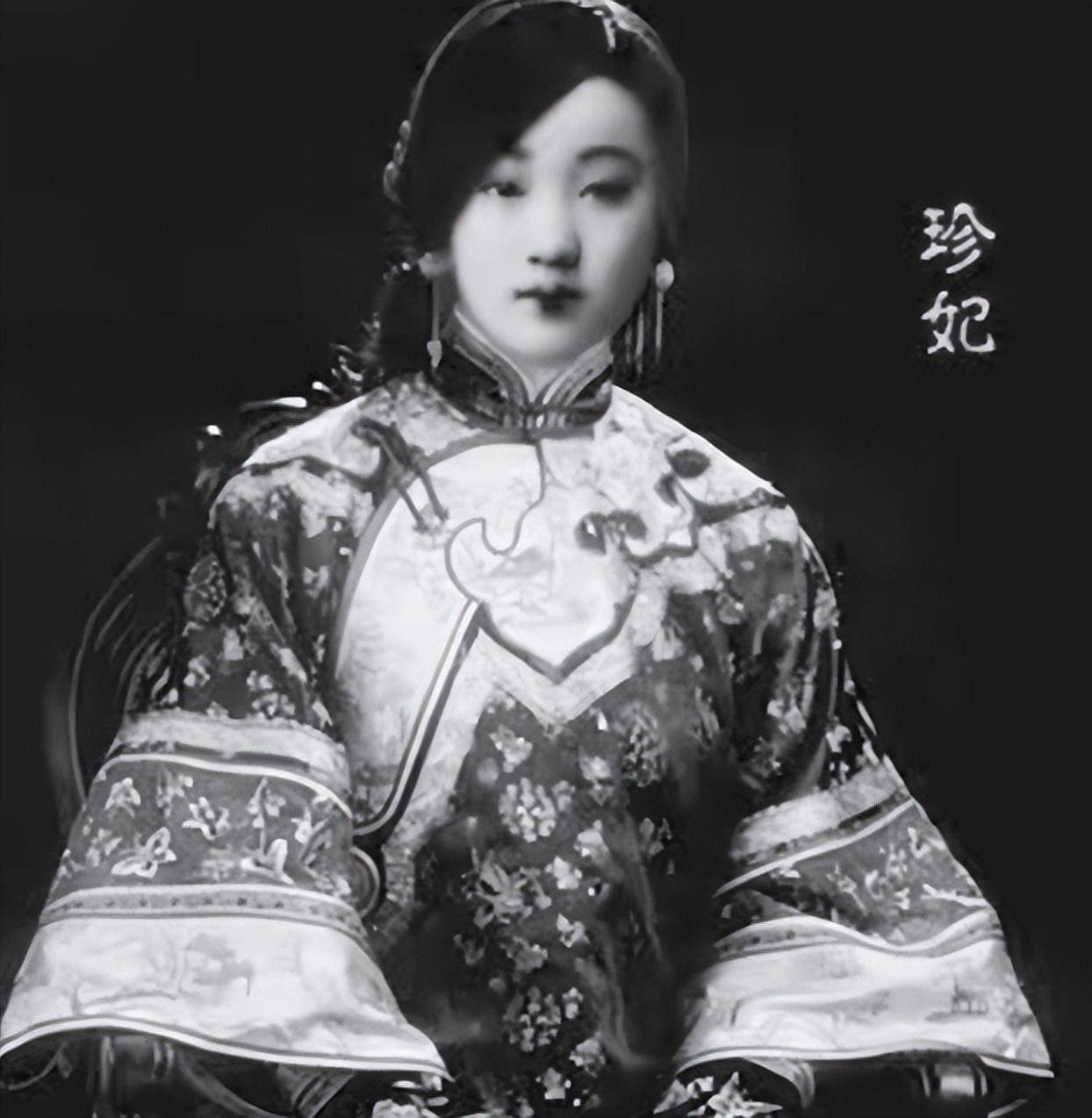 故宫的珍妃井井口很小,头都塞不下,慈禧是如何将珍妃推下去的?