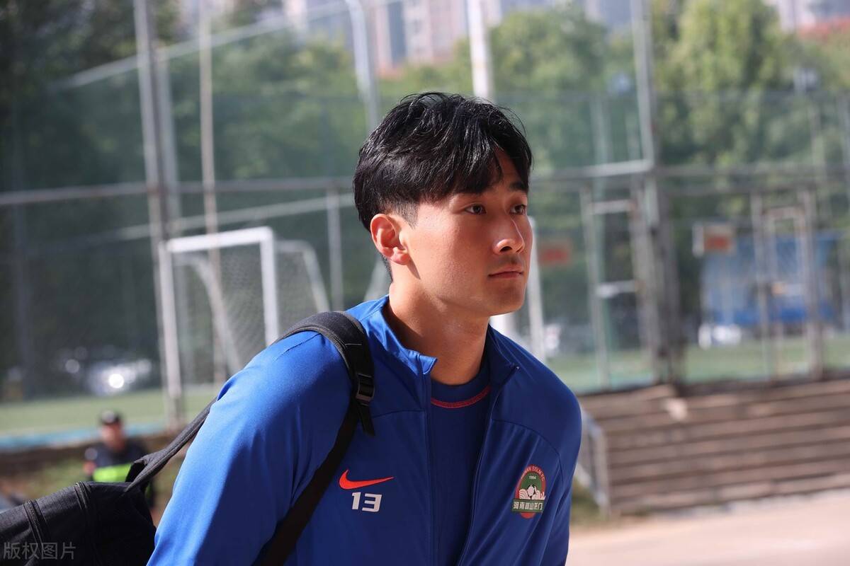 他原本在申花多待两年就能踢主力,如今提前离队后无球可踢_彭鹏_河南