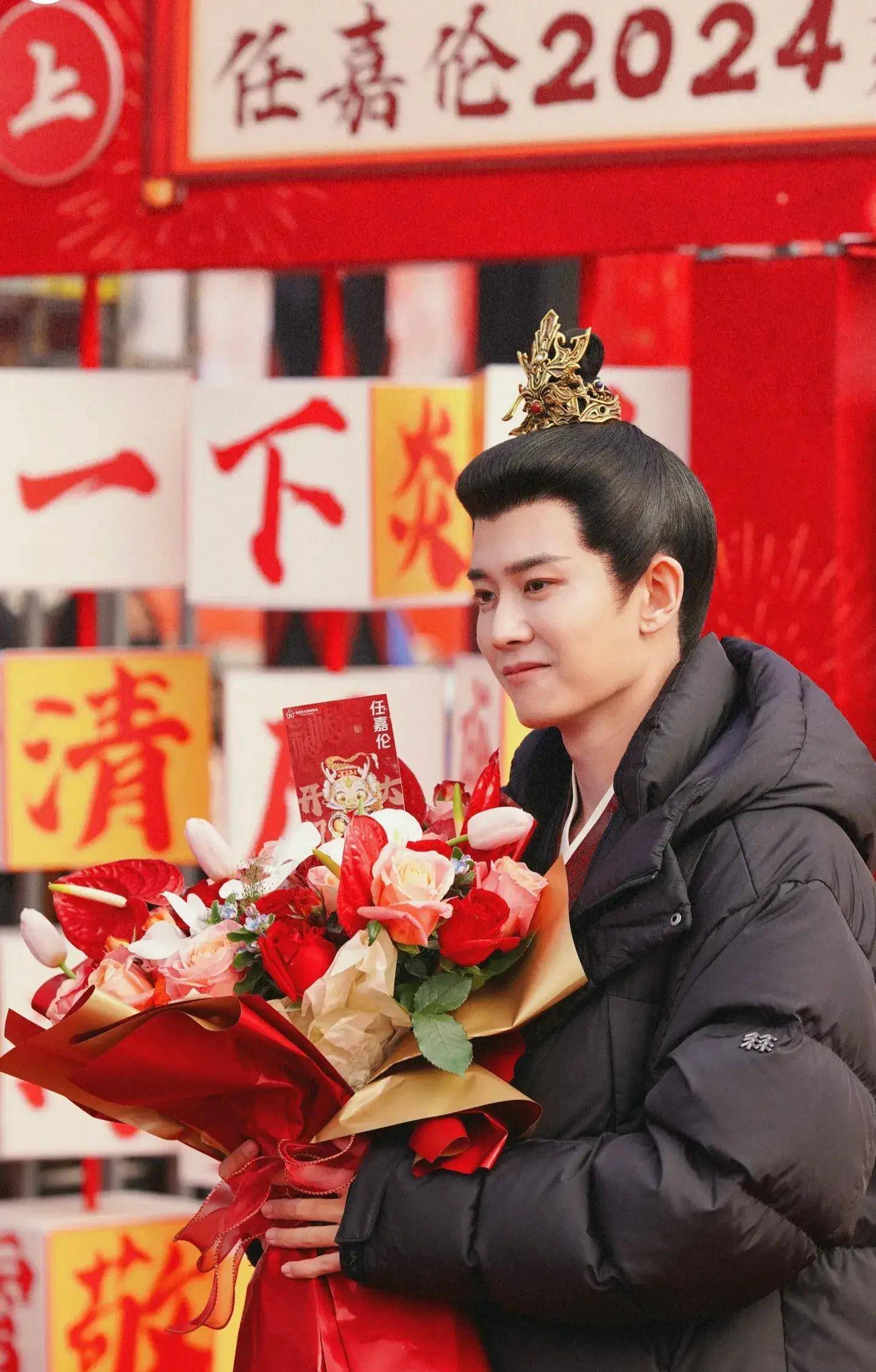 任嘉伦新剧开机《凤凰台上》,精美定妆已发,粉丝提供隆重的应援