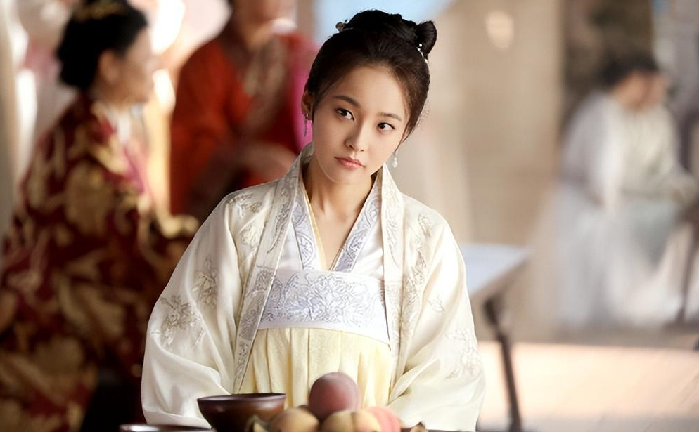 张佳宁:拒认亲父,舅舅是张晓龙,为给母亲买豪宅2年接下18部戏_角色