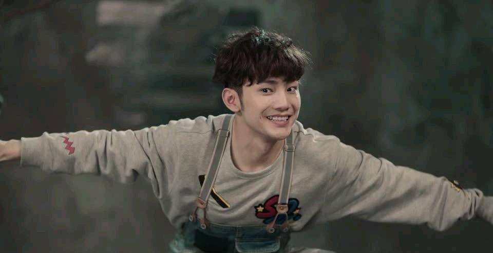 在电视剧中,蒋龙饰演的主角必定是剧中的一大笑点,这不恰巧撞枪口上了