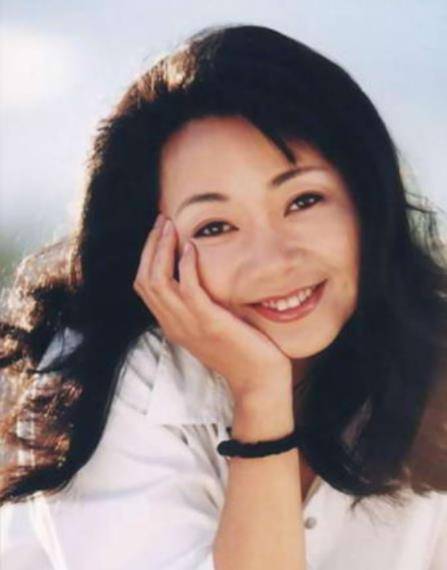 她嫁17岁初恋,38岁演《闯关东》成名,最感谢的人是"煮夫"丈夫_潘军