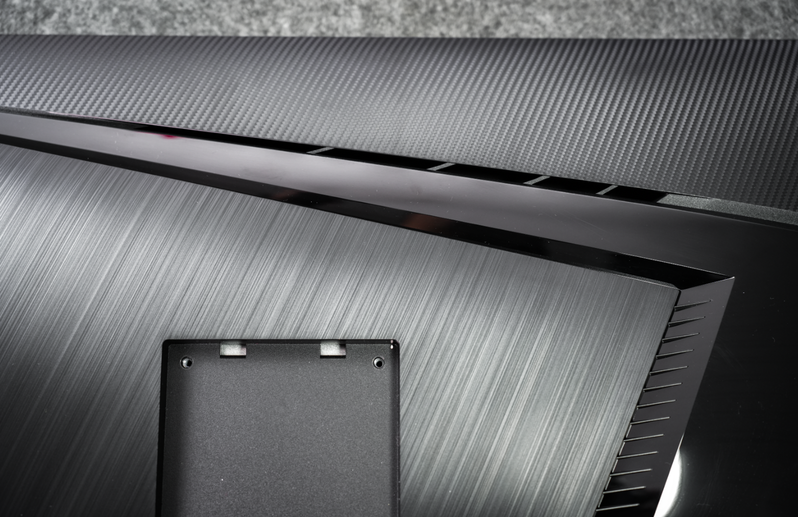 设计师用上了三种材质进行拼接,其中最上方是类似"碳纤维"纹理,中间是