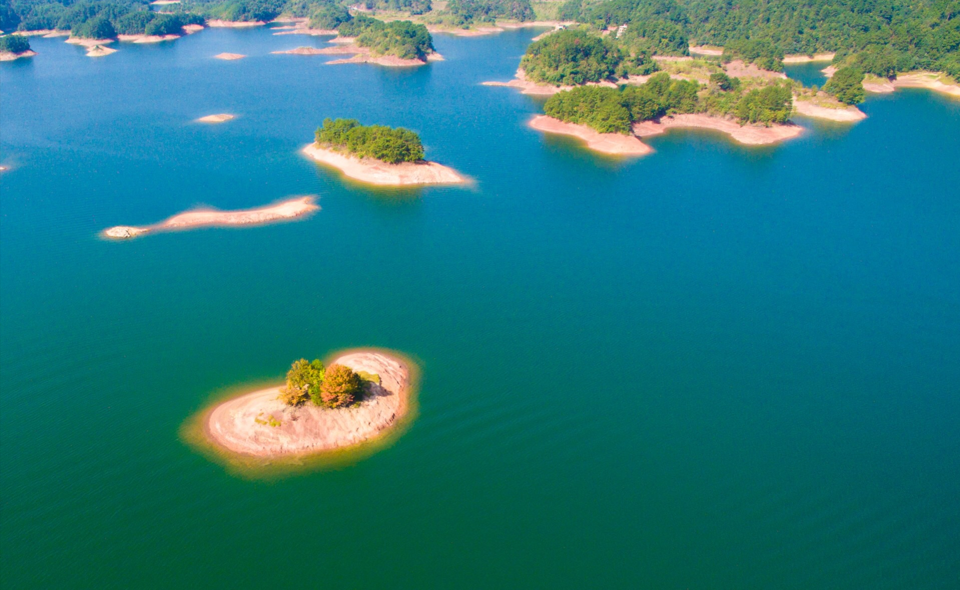 随着水电站的建成使用,千岛湖的水位逐渐上涨,形成了一个新的湖泊