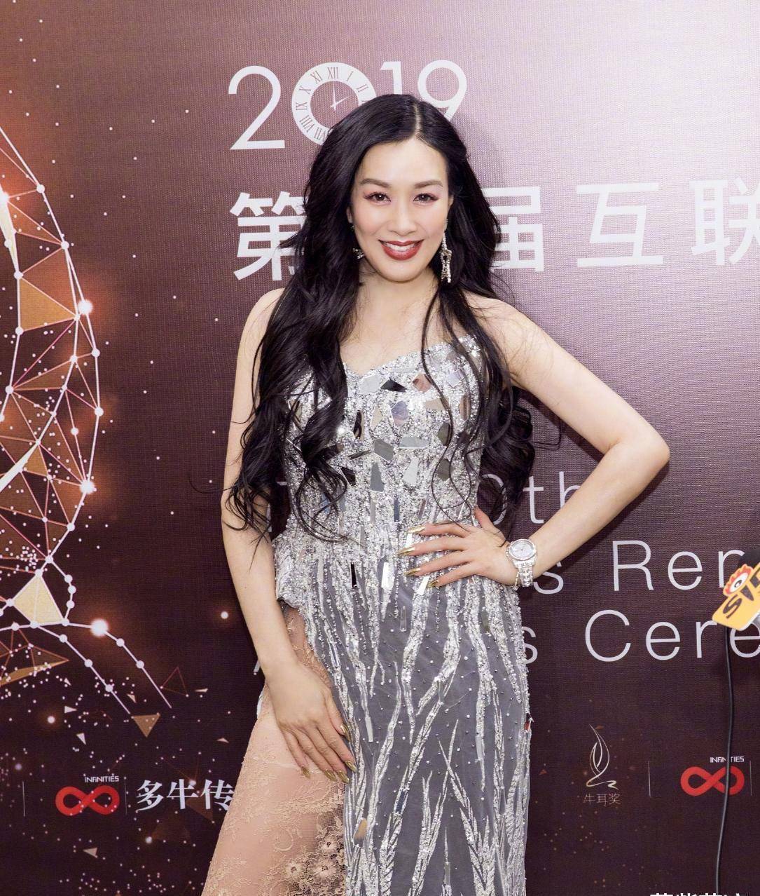 钟丽缇"胖"了,精修图腰围依然粗了一大圈,靠别致造型博人眼球_时尚