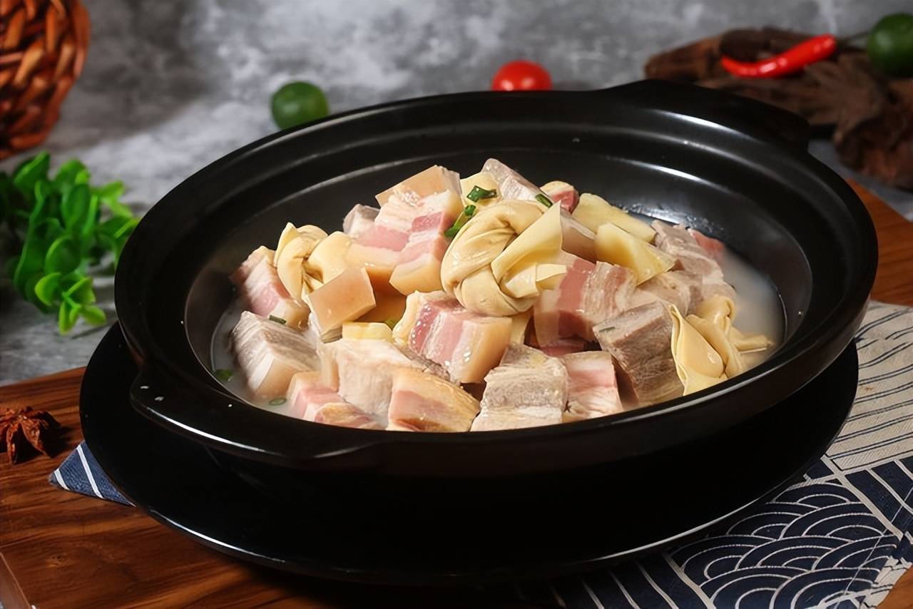 腌笃鲜的烹饪秘诀:传统名菜"腌笃鲜"的"笃"指的是什么?