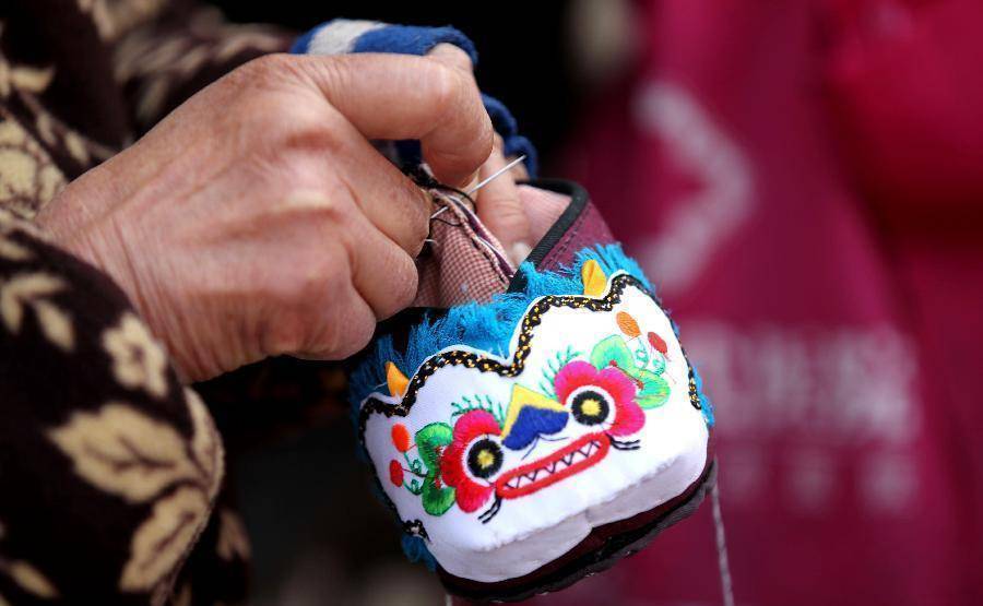 为什么古代流行给小孩穿虎头鞋?可别小看了它_老虎_小孩子_寓意