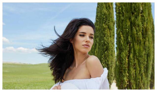 金·卡戴珊代言再引争议,腰臀比1:2炫耀129个包!