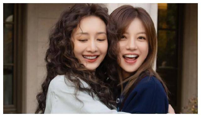 2021年,赵薇在出演电视剧《学区房》后,突然遭遇了封杀,她的事业因此