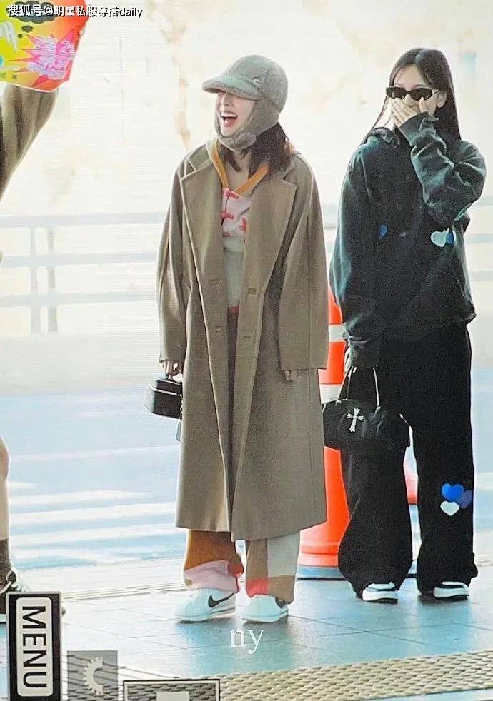 林娜琏"帽子遮眼"笑容超甜,内搭针织来自中国设计师jennie穿过_奶茶