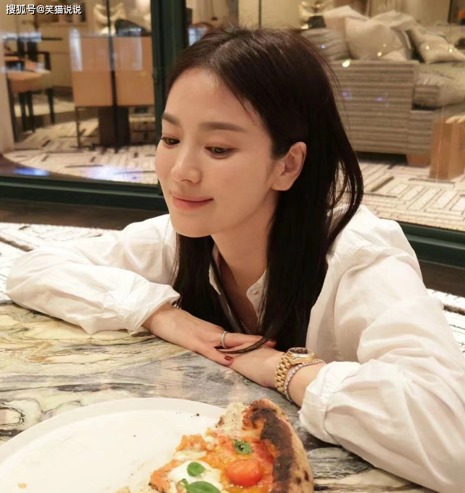 宋慧乔回国后首晒照:怀抱爱犬好开心,素颜出镜状态佳!_ruby_披萨_照片