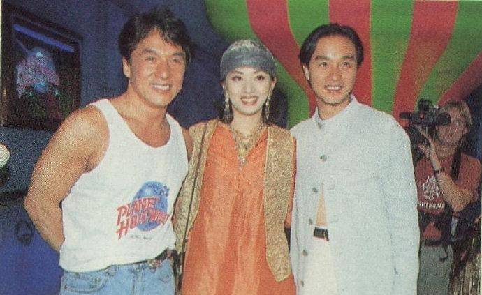 当日张国荣和梅艳芳手拉手出现,成龙热情迎接,三位巨星站在一起,谋杀