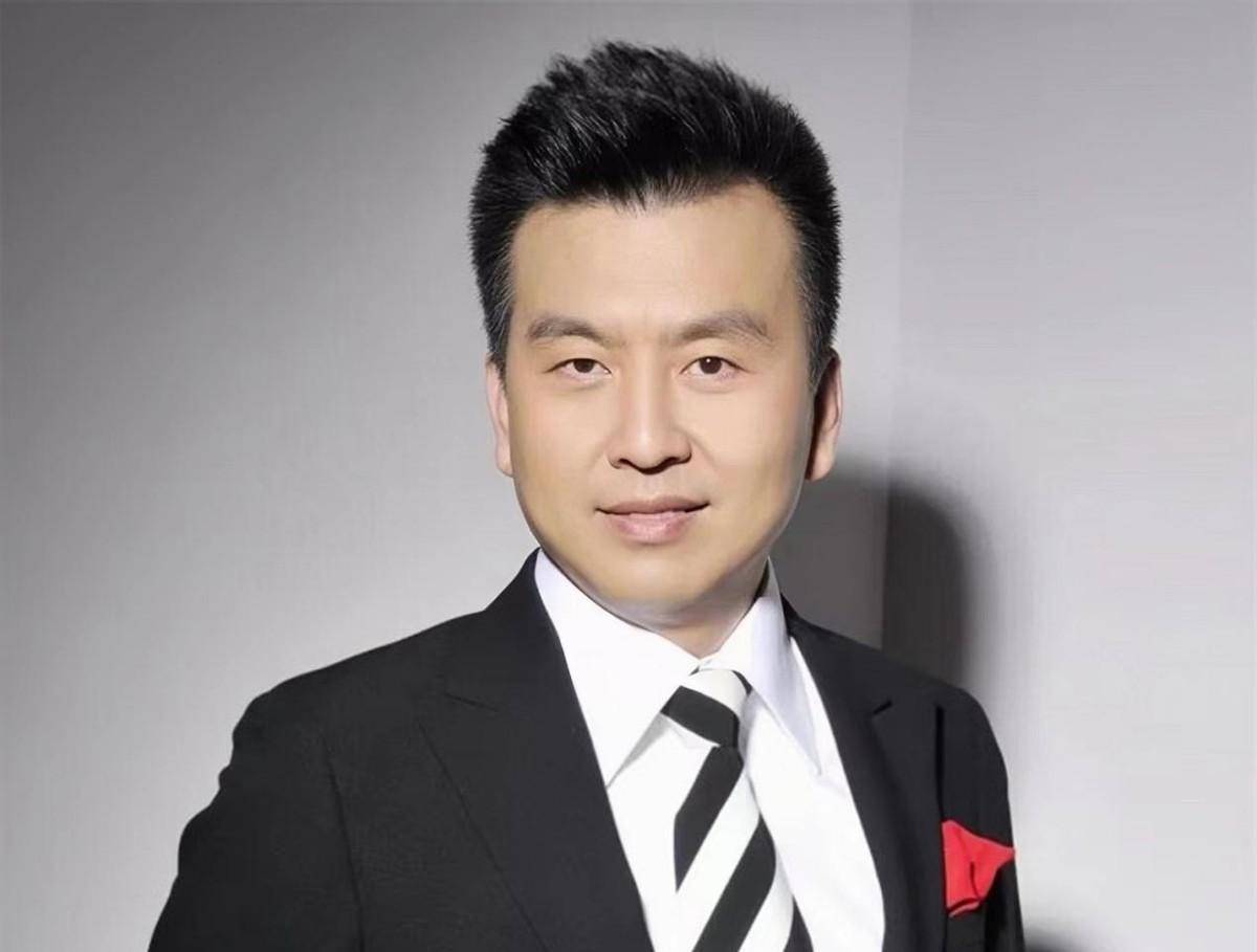 央视主持人张泽群:4次高考终成功,55岁老来得子,今幸福美满_北京广播