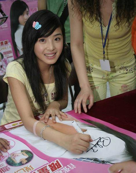 张含韵早前她在剧组老老实实拍戏,结果就穿回了常服的那一小会儿工夫