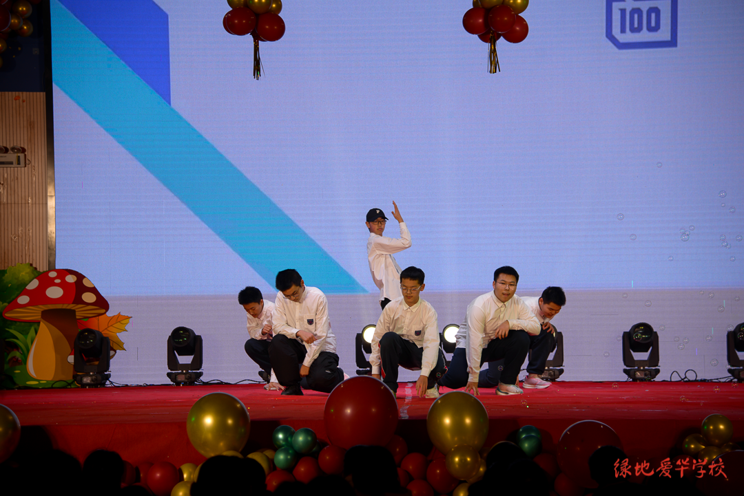 《威武》,舞蹈《只因你太美》,乐队演奏《至少还有你》,歌曲《老男孩