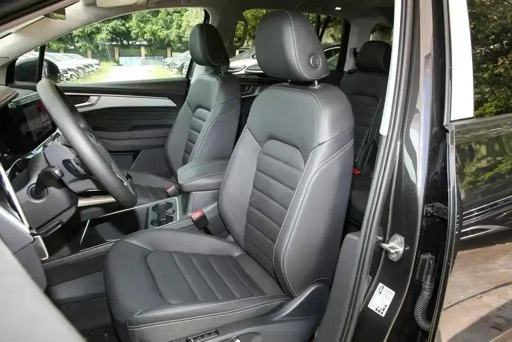 揽境所有的内部装饰都是真皮和真正的缝线,座椅采用了vienna真皮犯耨