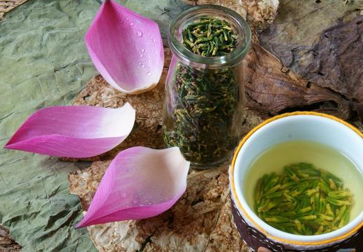 荷叶对夏季解暑都有非常好的良效,可以清热解暑,祛瘀止血,是夏天的