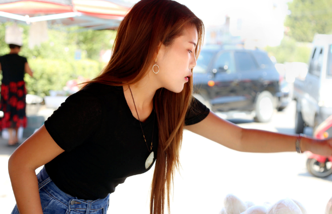 这位美女的父母做馒头生意已经有很多年了,由于自己父母身体越来越不